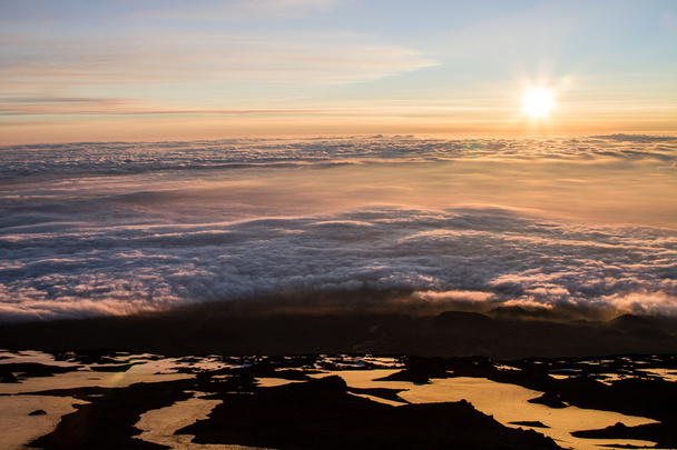 As crateras do cume do vulcão Etna ao pôr do sol
 - Foto, Imagem