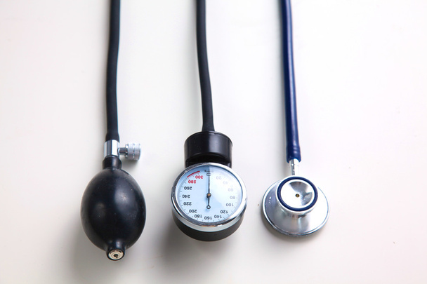 Misuratore di pressione sanguigna apparecchiature mediche isolate su bianco
 - Foto, immagini