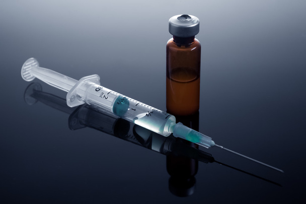 Syringe and vaccine - Zdjęcie, obraz