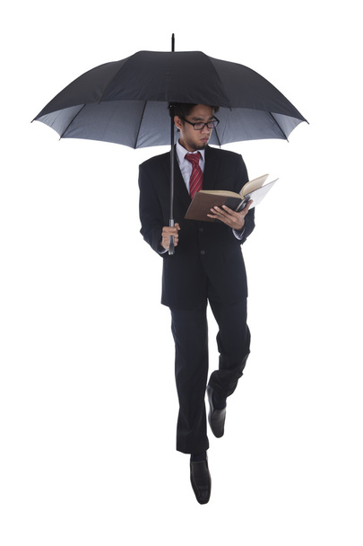 Бізнесмен читає книгу під парасолькою
 - Фото, зображення