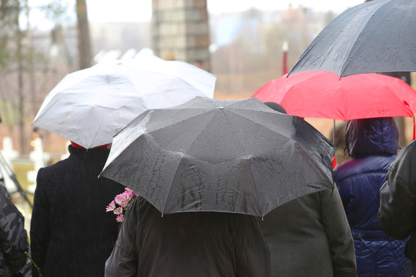 Άνθρωποι κάτω από την ομπρέλα - Φωτογραφία, εικόνα