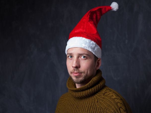 Natal estúdio retrato de um cara barbudo em um boné vermelho
 - Foto, Imagem