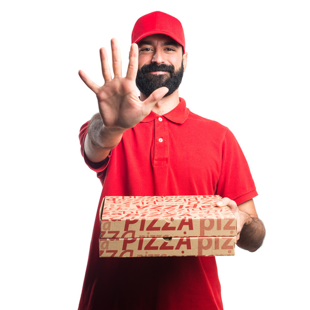 Чоловік доставки піци підраховує п'ять
 - Фото, зображення