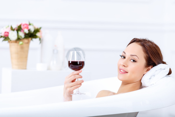 girl drinking wine while taking a bath - Фото, изображение