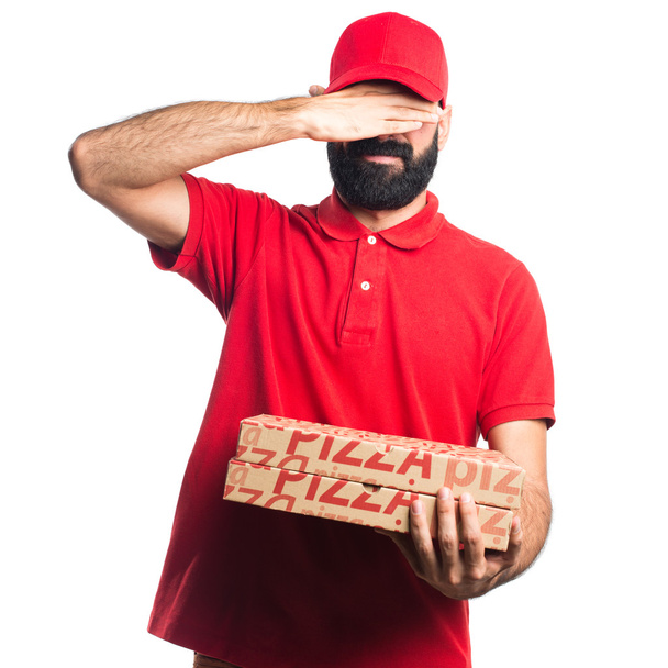 Чоловік доставки піци прикриває вуха
 - Фото, зображення