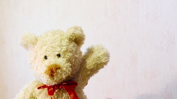 іграшковий плюшевий ведмідь махає лапою
 - Кадри, відео