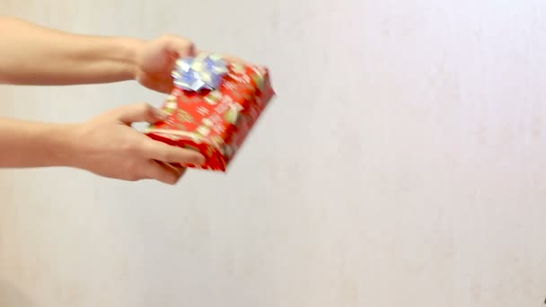 männliche Hand reicht die rote Schachtel Geschenkbox weibliche Hände - Filmmaterial, Video