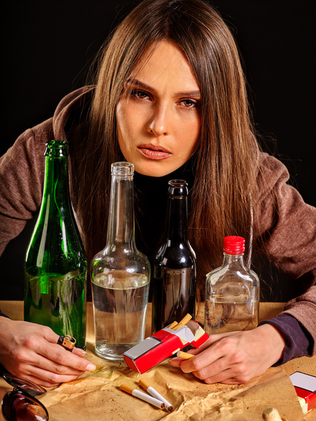 Пьяная девушка прикрывает групповые бутылки
 - Фото, изображение