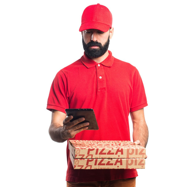 Pizza dostawa mężczyzna trzymając tabletkę - Zdjęcie, obraz