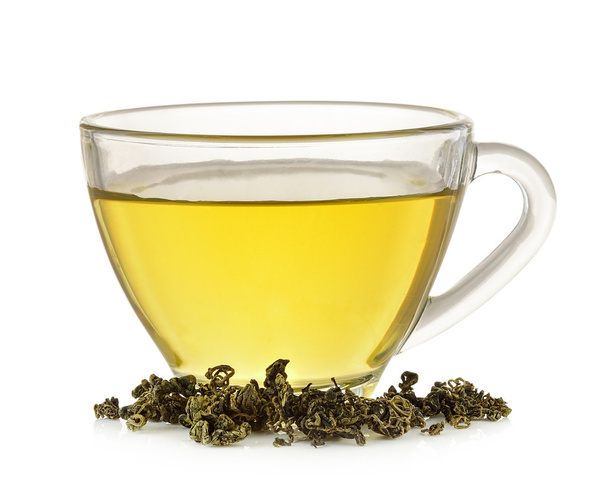 Skleněný šálek zeleného čaje izolované na bílém pozadí - Fotografie, Obrázek