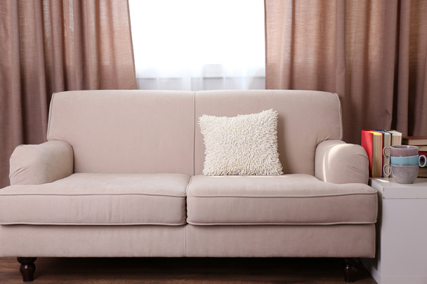 άνετος καναπές με μαξιλάρια - Φωτογραφία, εικόνα