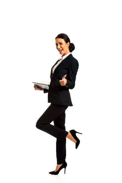 Businesswoman holding notes and showing thumb up - Фото, изображение
