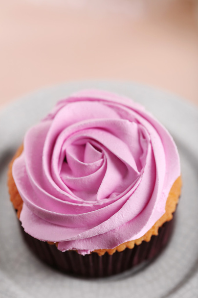 Tasty cupcake on stand, on light background - Zdjęcie, obraz