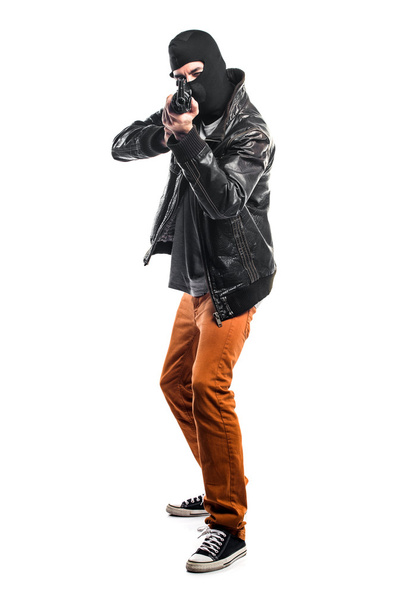 Ladrón sosteniendo un rifle
 - Foto, Imagen