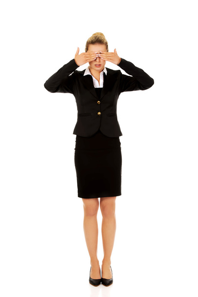 businesswoman covering eyes - Foto, afbeelding