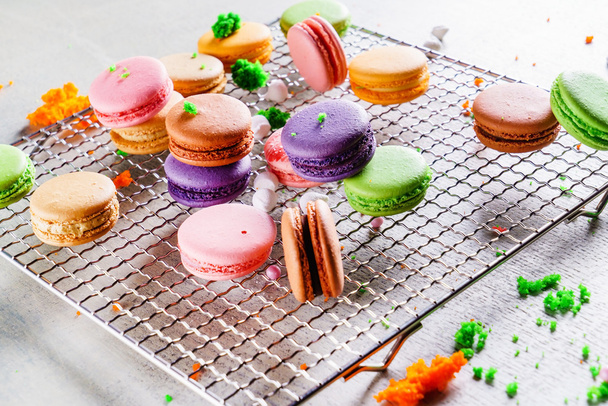 tasty colorful macaroons on grill - Foto, imagen
