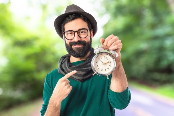 Hombre sosteniendo reloj vintage
  - Foto, imagen