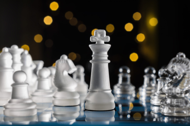 Блакитна шахова дошка в темряві з Боке
 - Фото, зображення