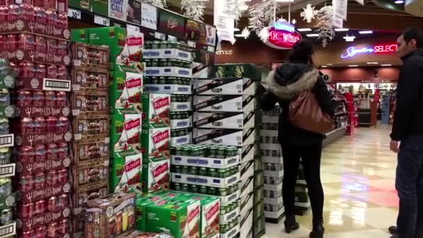 Para zakup piwa colt45 wewnątrz Bc sklep monopolowy - Materiał filmowy, wideo
