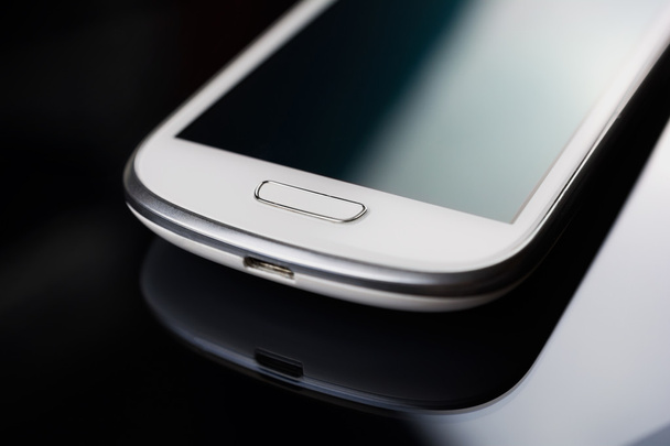 Uno smartphone bianco su una tavoletta
 - Foto, immagini