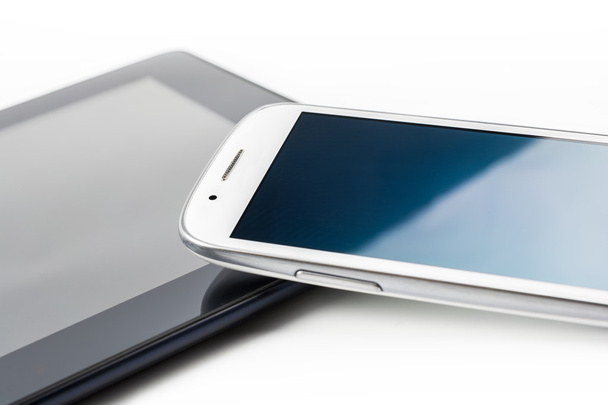 weißes Smartphone stützt sich auf ein Tablet # 2 - Foto, Bild