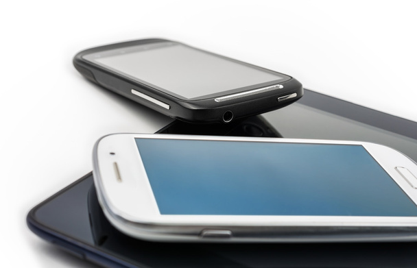 Tablet ve siyah cep #2 tablete yaslanmış beyaz Smartphone - Fotoğraf, Görsel