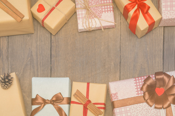 Kartki świąteczne z prezenty, szyszki sosny i drzewa jodły na drewniane  - Zdjęcie, obraz