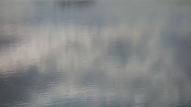 fond de l'eau et des nuages réfléchies - Séquence, vidéo