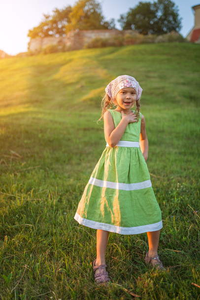 kleines Mädchen im grünen Kleid - Foto, Bild