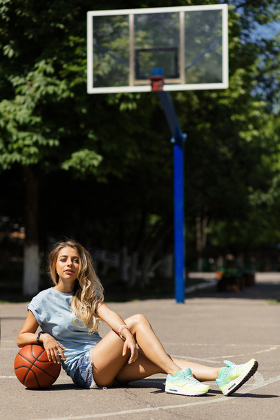 Sexy girl on the basketball court - Foto, Imagen