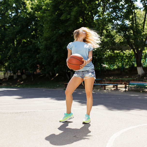 Sexy girl on the basketball court - Фото, зображення