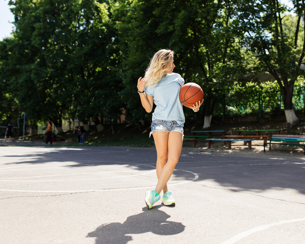 Sexy fille sur le terrain de basket
 - Photo, image