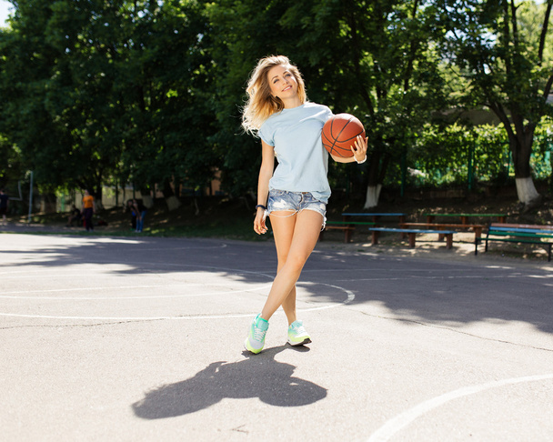 Сексуальная девушка на баскетбольной площадке
 - Фото, изображение
