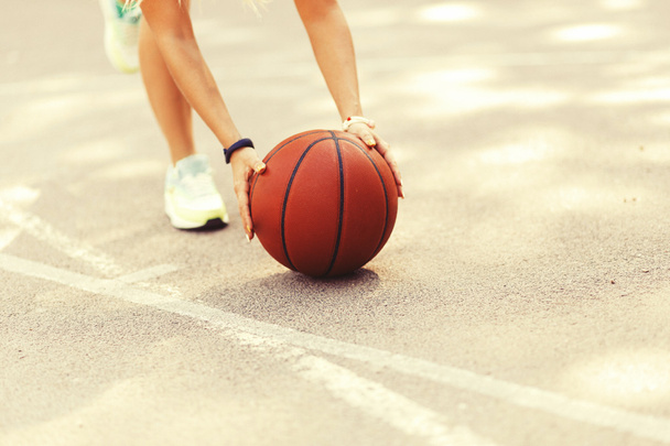 Sexy meisje op het basketbalveld - Foto, afbeelding