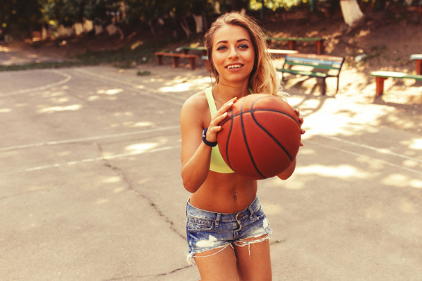 Menina sexy na quadra de basquete
 - Foto, Imagem