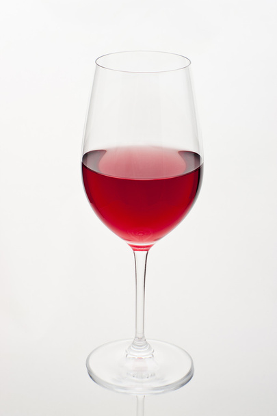 ποτήρι κόκκινο κρασί στο μαλακό λευκό φως - Φωτογραφία, εικόνα