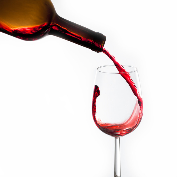 Rode wijn gieten, splash effect - Foto, afbeelding