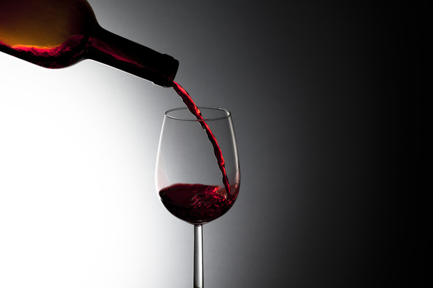 Rode wijn inschenken, - Foto, afbeelding