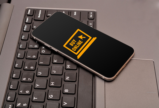 Icono tienda online en smartphone con teclas de teclado
 - Foto, imagen