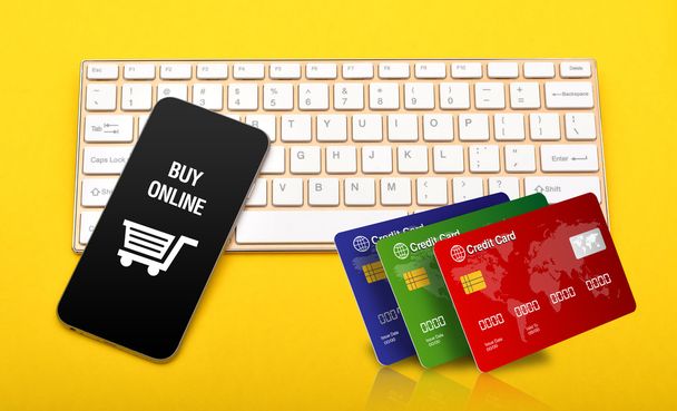 Online store-symbool met creditcards stapel op toetsenbord kopen - Foto, afbeelding