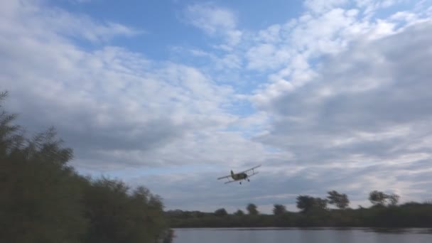 letadlo letící nad řekou - Záběry, video