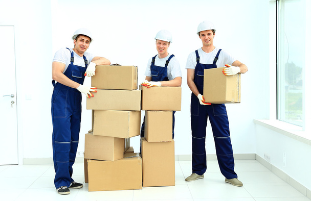 workers unload boxes - Foto, Imagen