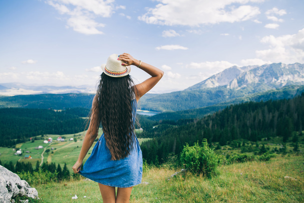 hosszú haj nő utazik a hegyekben fekvő hátsó nézet - Fotó, kép