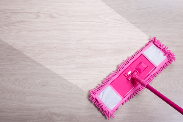 vóór en na het reinigen - close up van roze vloer mop op houten - Foto, afbeelding