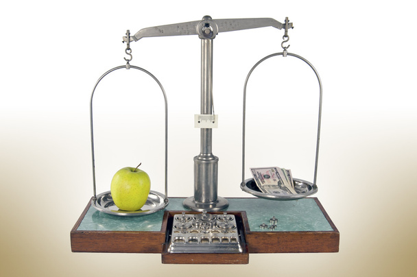 Escala de farmacia de estilo antiguo con manzana y dinero
 - Foto, imagen