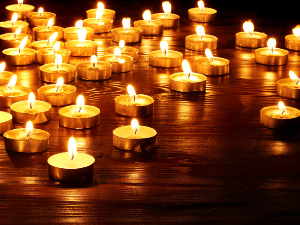 Groupe de bougies sur fond noir
. - Photo, image