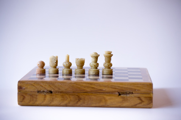 Metade branca de um jogo de xadrez
 - Foto, Imagem