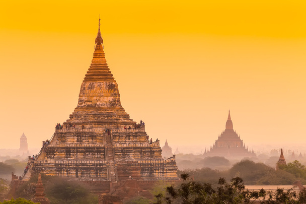 Ανατολή ηλίου πάνω από την αρχαία Bagan, Μιανμάρ - Φωτογραφία, εικόνα