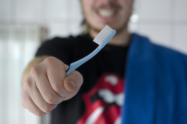 escova de dentes na mão
 - Foto, Imagem