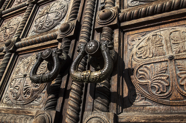 sierlijke houten deuren - Foto, afbeelding